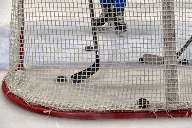 deporte de hockey, juego sobre hielo., entrenar al portero. - slap shot fotografías e imágenes de stock