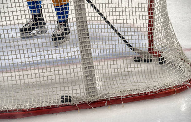 deporte de hockey, juego sobre hielo., entrenar al portero. - slap shot fotografías e imágenes de stock