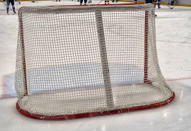 deporte de hockey, juego sobre hielo., entrenar al portero. - slap shot fotografías e imágenes de stock