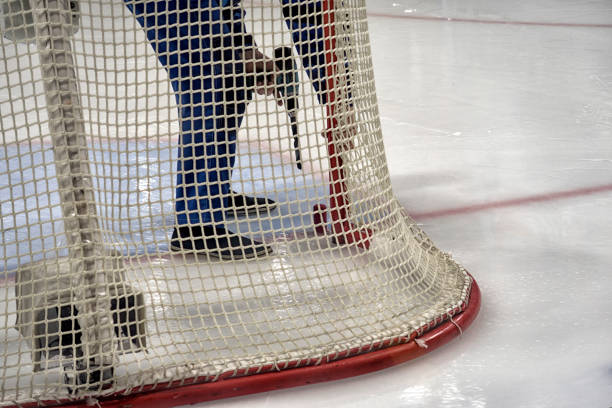 deporte de hockey, juego sobre hielo., entrenar al portero. - slap shot fotografías e imágenes de stock
