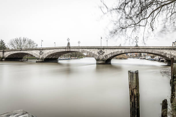 ponte di kew al mattino nebbioso, londra, regno unito - chiswick foto e immagini stock