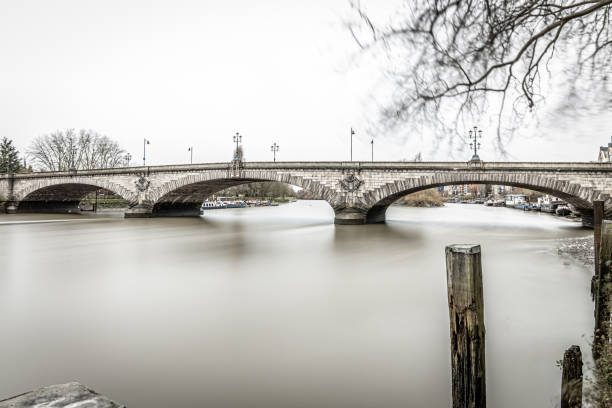 кью мост в туманное утро, лондон, великобритания - chiswick стоковые фото и изображения