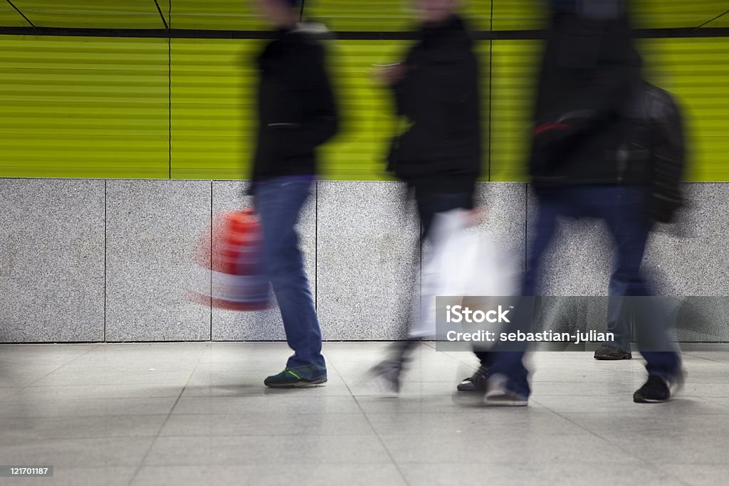 Moderno i pendolari A della metropolitana - Foto stock royalty-free di Grande gruppo di persone