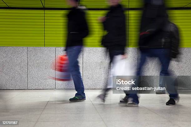 Moderno I Pendolari A Della Metropolitana - Fotografie stock e altre immagini di Grande gruppo di persone - Grande gruppo di persone, Lobby, Adulto