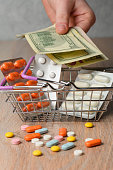 verpackung-von-medizinischen-tabletten-im-warenkorb-verstreute-pillen-und-geld-das-konzept-des.jpg?b=1&s=170x170&k=20&c=T4kxxu6wJrNYPhegh8c04LnDrNP-DM5W8YNsAPB20o8=