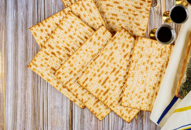 matzos obchodów paschy z matzo kadzidł chleb na kiddush filiżankę wina - passover judaism seder kiddush cup zdjęcia i obrazy z banku zdjęć