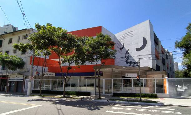 fachada de la escuela pueri domus en sao paulo. - domus fotografías e imágenes de stock