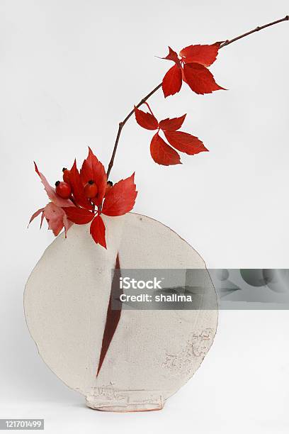 Foto de Outono De Ikebana e mais fotos de stock de Artigo de decoração - Artigo de decoração, Barro, Branco