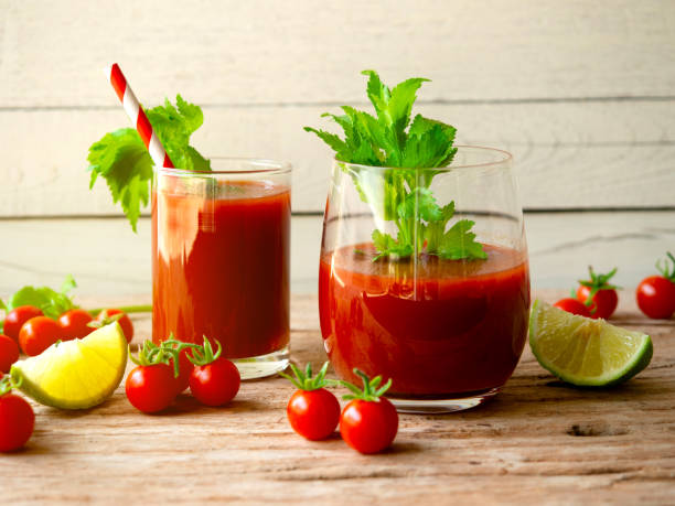 vaso de jugo de tomate. - juice vegetable fruit vegetable juice fotografías e imágenes de stock