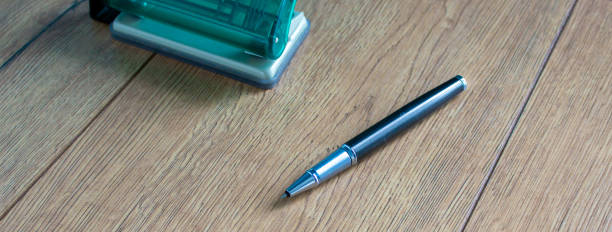 foro di carta e penna su un tavolo di legno. - clip path foto e immagini stock