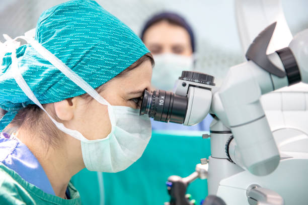 micro surgery with surgery robot - robotic surgery imagens e fotografias de stock