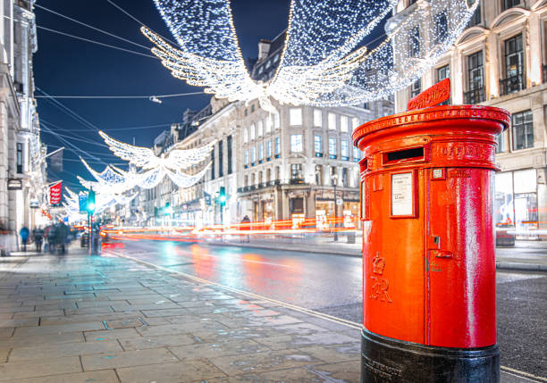 красный почтовый ящик на риджент-стрит в лондоне, великобритания - london england christmas snow winter стоковые фото и изображения