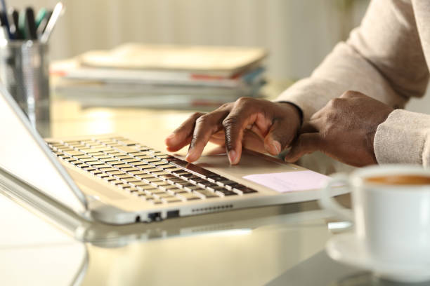 schwarzer mann hände mit touchpad auf laptop zu hause - touchpad laptop computer software human finger stock-fotos und bilder