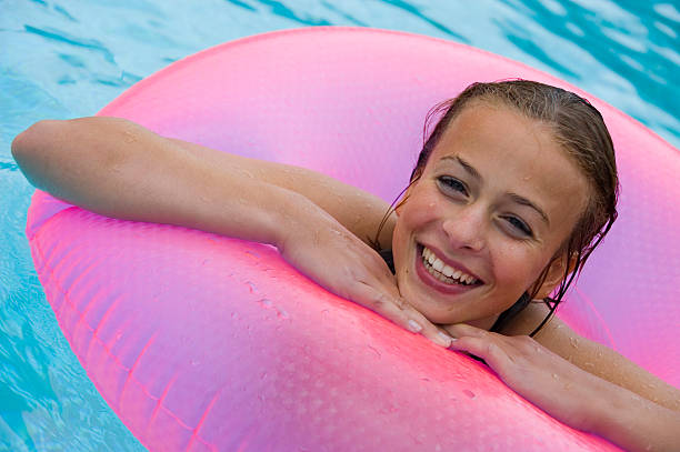menina com rosa tubo de piscina - swimming tube inflatable circle imagens e fotografias de stock