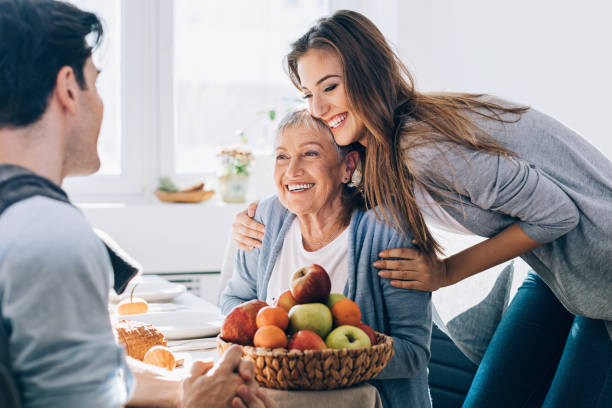 visitar la casa de la abuela - son in law fotografías e imágenes de stock