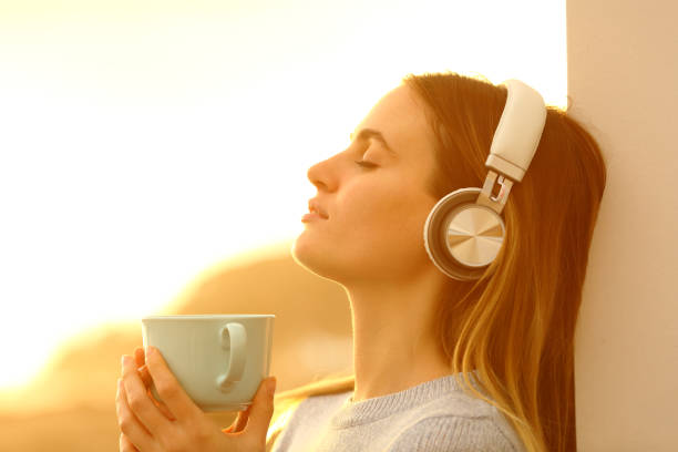 mulher relaxada ouvindo música com fones de ouvido - fresh coffee audio - fotografias e filmes do acervo