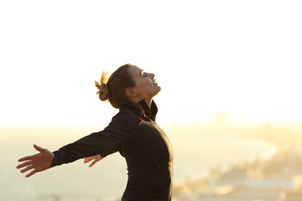 biegacz relaksujący oddech świeżym powietrzem wyciągający ramiona - breathing exercise jogging exercising relaxation exercise zdjęcia i obrazy z banku zdjęć