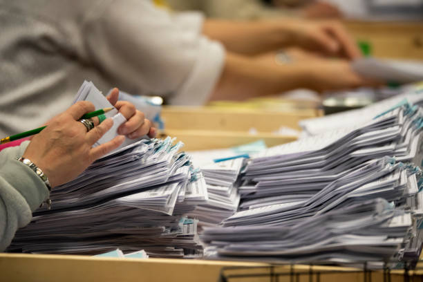 counting ballot papers - politician voting politics election imagens e fotografias de stock