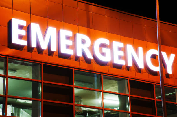 緊急治療室入口 - emergency room accident hospital emergency sign ストックフォトと画像