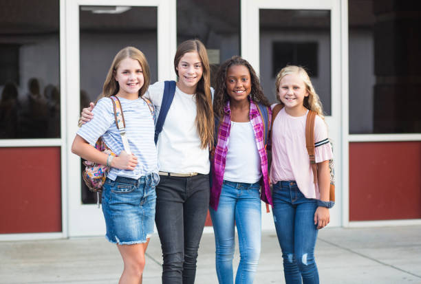 grupo de niños de la escuela preadolescente sonriendo mientras sonríen juntos en la escuela - little girls only fotografías e imágenes de stock