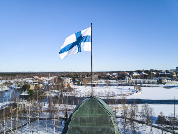 flygbild över finsk flagg på rådhusets torn i joensuu - finsk flagga bildbanksfoton och bilder