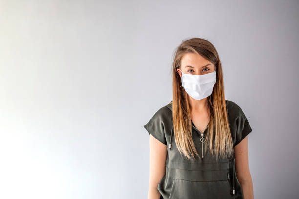 コロナウイルスの外科マスクを着用した女性 - gauze healthcare and medicine disposable bandage ストックフォトと画像