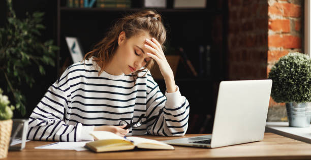 jeune employée fatiguée se reposant dans le lieu de travail après le travail dur sur le projet dans le bureau de loft - 13283 photos et images de collection