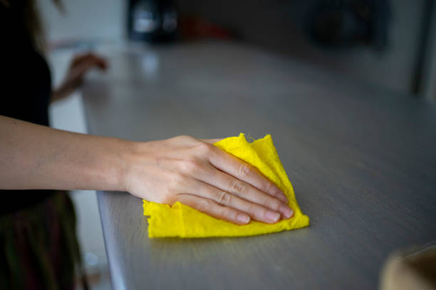 donna casa pulita - cleaning domestic kitchen white duster foto e immagini stock