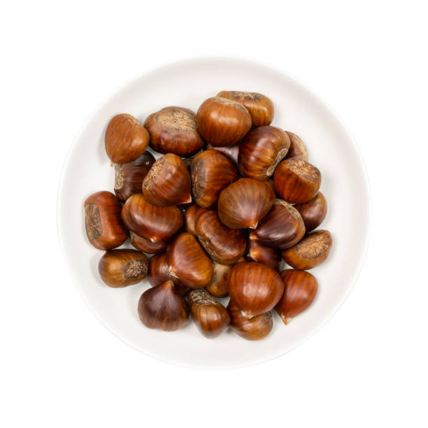 castañas dulces comestibles, otoño saludable y comida de navidad - chestnut close up close to macro fotografías e imágenes de stock