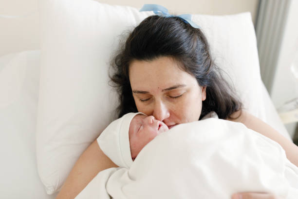 new born baby with his mother - mother baby new kissing imagens e fotografias de stock