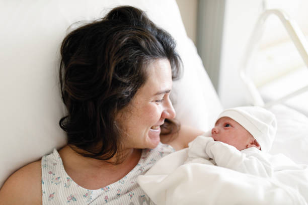 new born baby with his mother - mother baby new kissing imagens e fotografias de stock