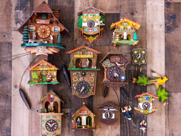 collection d’horloges coucou vintage - cuckoo clock clock german culture antique photos et images de collection