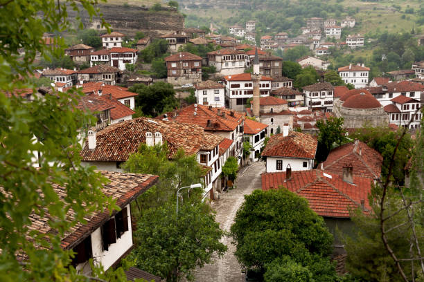 vista panorámica de safranbolu, ciudad turca famosa por su arquitectura otomana tradicional, karabuk, turquía - restore ancient ways fotografías e imágenes de stock