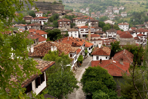 vista panorâmica de safranbolu, cidade turca famosa por sua arquitetura tradicional otomana, karabuk, turquia - restore ancient ways - fotografias e filmes do acervo