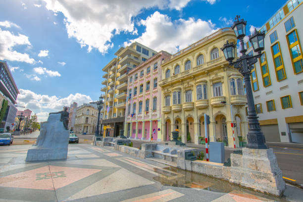 malownicze kolorowe ulice starej hawany w zabytkowym centrum miasta (havana vieja) w pobliżu paseo el prado i capitolio - panoramic international landmark national landmark famous place zdjęcia i obrazy z banku zdjęć