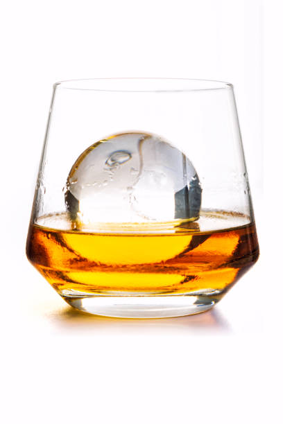 verre de whisky ou de rhum avec de la glace - whisky cocktail glass rum photos et images de collection