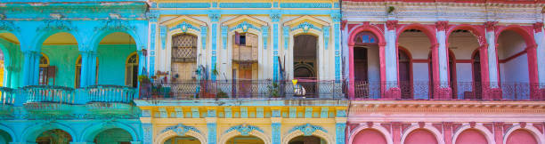 malownicze kolorowe ulice starej hawany w zabytkowym centrum miasta (havana vieja) w pobliżu paseo el prado i capitolio - panoramic international landmark national landmark famous place zdjęcia i obrazy z banku zdjęć