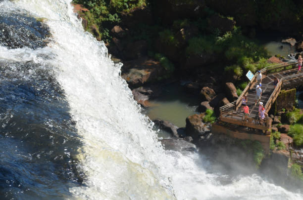 cataratas del iguazú, una importante cascada en la frontera de argentina y brasil. - iguacu falls argentina tropical rainforest rainbow fotografías e imágenes de stock
