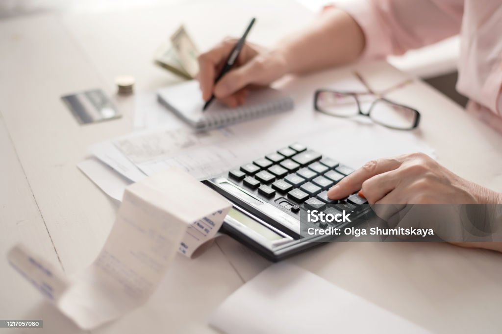 Rentenberechnungskonzept, alte Hasen zählen Finanzen auf einem Hausrechner, Nahaufnahme - Lizenzfrei Aktiver Senior Stock-Foto