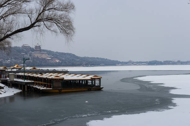 лодки покрыты снегом - летний дворец в зимний период - winter china cloud lake стоковые фото и изображения