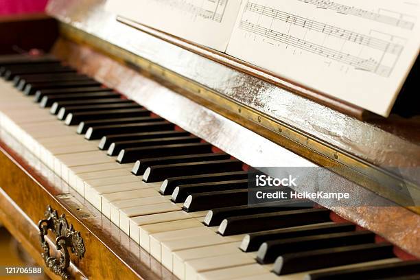 Foto de Piano De e mais fotos de stock de Piano - Piano, Fora De Moda - Estilo, Nota Musical