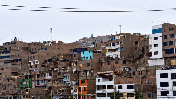 edificios de tugurios en la ladera de lima, perú - flagged fotografías e imágenes de stock