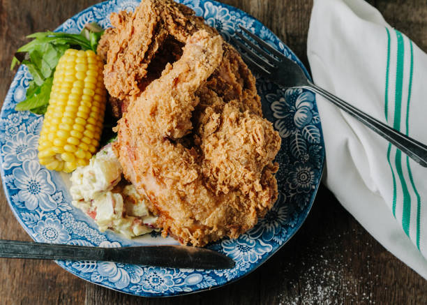 옥수수와 감자 샐러드를 곁들인 빈티지 접시에 담긴 육즙이 많은 바삭한 프라이드 치킨 - comfort food 뉴�스 사진 이미지