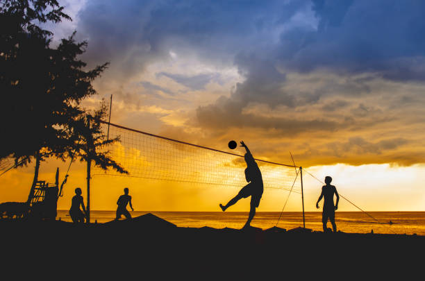 silhouette of beach volleyball player on the beach - volleying sport summer men imagens e fotografias de stock