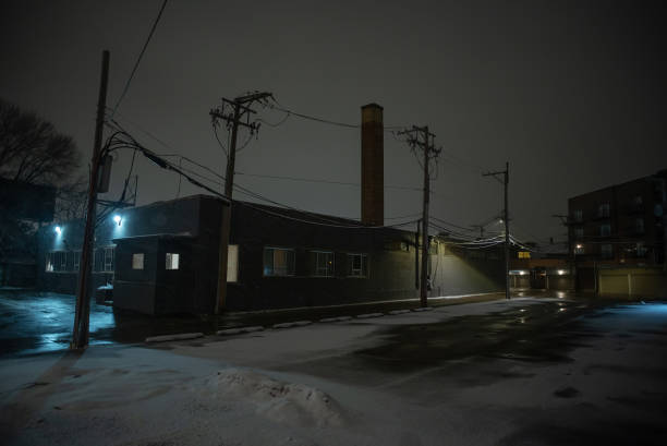 scenario notturno industriale della città urbana urbana a chicago con la neve - building exterior fog street halloween foto e immagini stock