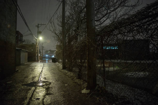 scenario notturno industriale della città urbana urbana a chicago con la neve - building exterior fog street halloween foto e immagini stock