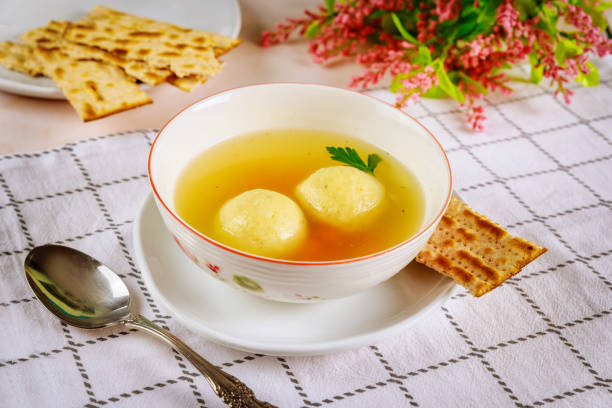 żydowska zupa balowa matzo na paschę. - matzo ball hebrew script food dumpling zdjęcia i obrazy z banku zdjęć