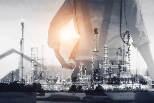 Petroleum Industry Oil and Gas Refinery Plant, Double Exposure of Factory Service Engineer With Process Building Oil Manufacturing Industrial Background. Engineering Construction Chemical Plant planta de refinería de petróleo y gas de la industria petrolera, doble exposición del ingeniero de servicio de fábrica con construcción de procesos de fabricación de petróleo antecedentes industriales. planta química de construcción de ingeniería