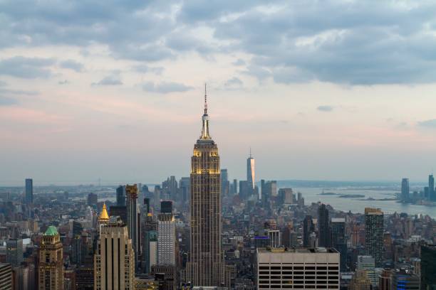 アメリカの昼間のニューヨークのスカイラインの美しい空中写真 - downtown manhattan 写真 ストックフォトと画像