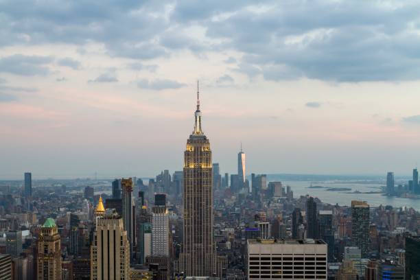 красивый вид с воздуха на горизонт нью-йорка в дневное время, сша - downtown manhattan фотографии стоковые фото и изображения